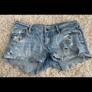 Low Rise Distressed Light Wash Denim Shorts Size 7